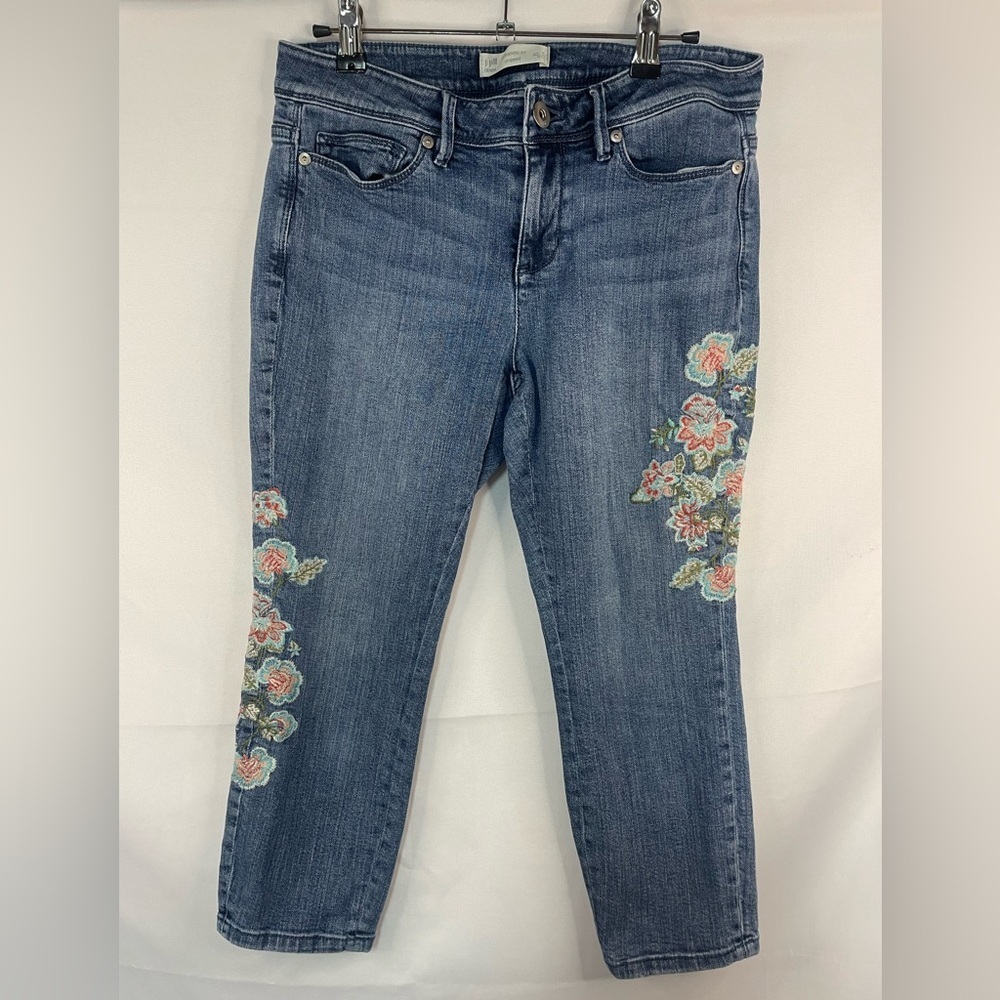 Cropped jeans with embroidered legs, very Y2K. Nice light wash with some stretch